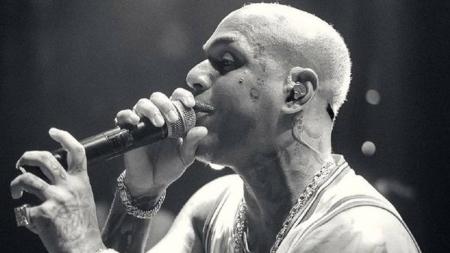 Vocalista passou mal durante show e desmaiou