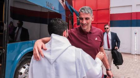 Vojvoda no embarque para o Uruguai; ao fundo Alex Santiago, homem que o 'descobriu'
