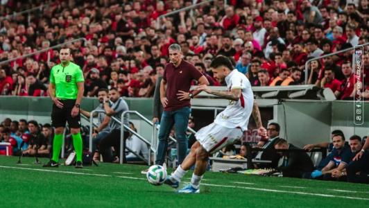 Vojvoda observa cobrança de falta de Lucas Crispim contra o Athletico-PR