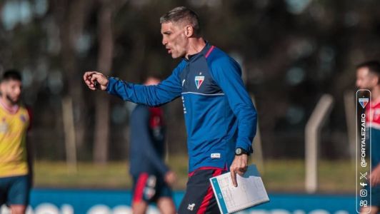 Vojvoda orienta jogadores em treino na cidade de Maldonado, no Uruguai
