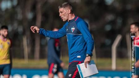 Vojvoda orienta jogadores em treino na cidade de Maldonado, no Uruguai