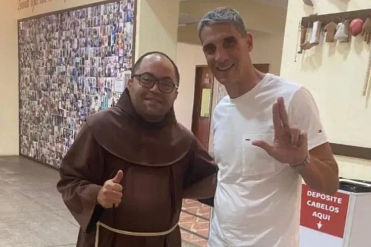 Antes de enfrentar o Cruzeiro, Vojvoda visita santuário em folga do Fortaleza
