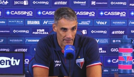 Juan Pablo Vojvoda em entrevista coletiva pelo Fortaleza em 2025