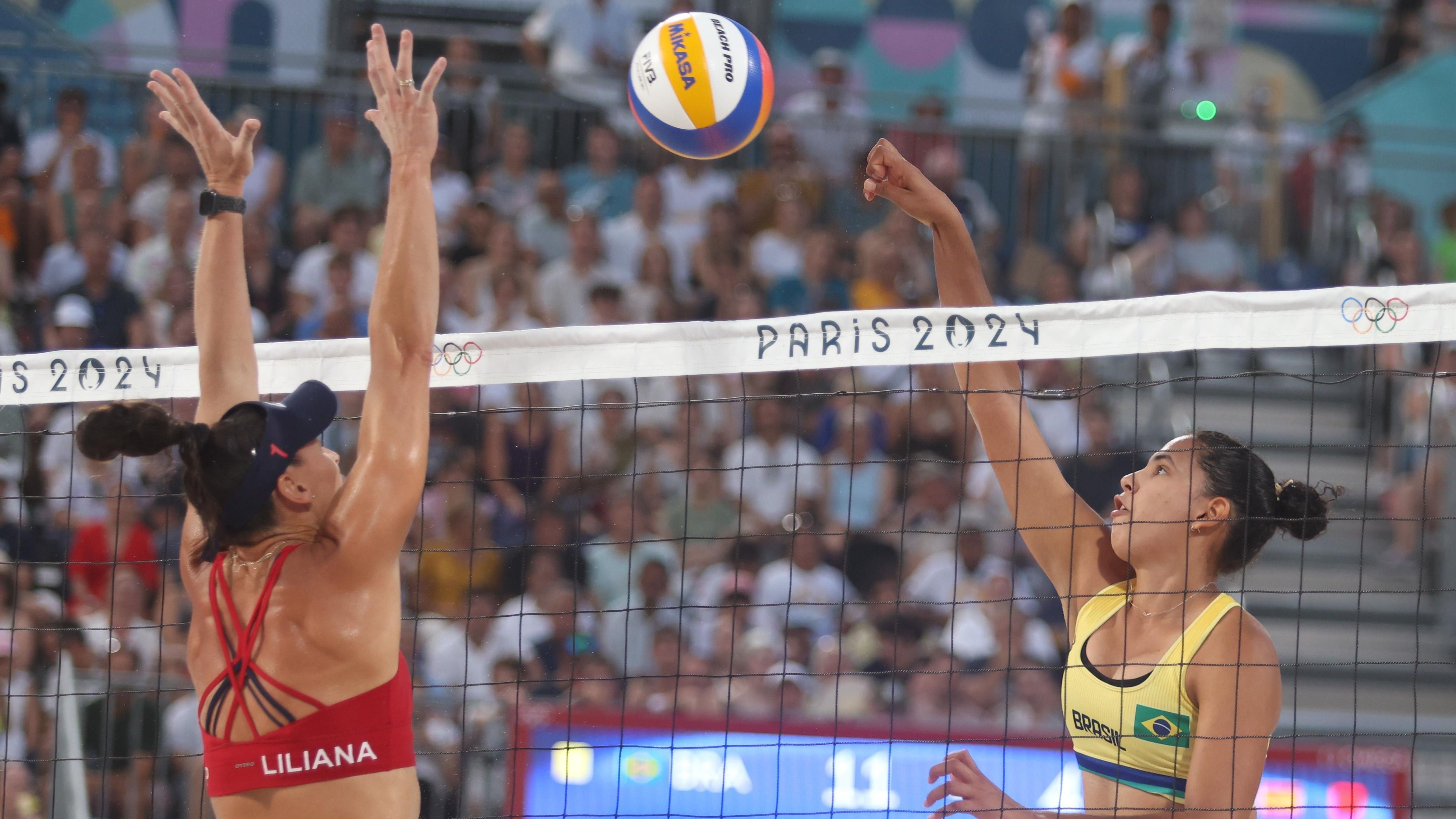 Paris 2024: dupla brasileira vence Espanha e mantém 100% no vôlei de praia feminino