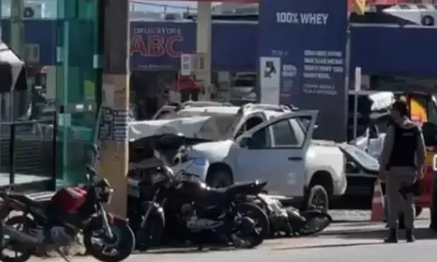 Vídeo: caminhonete 'voa' sobre motos estacionadas e quase atropela pedestre em MG