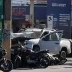 Vídeo: caminhonete 'voa' sobre motos estacionadas e quase atropela pedestre em MG