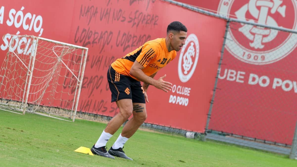 Gabriel, do Inter, viaja para o Catar para tratamento no joelho direito