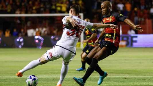 Volante Fabinho acabou expulso contra o São Paulo