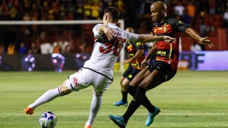 Volante Fabinho acabou expulso contra o São Paulo