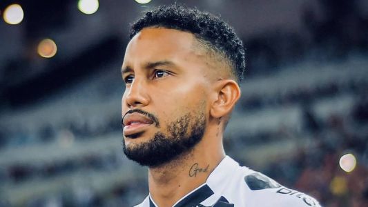 Volante Jair, do Vasco, em jogo no Maracanã