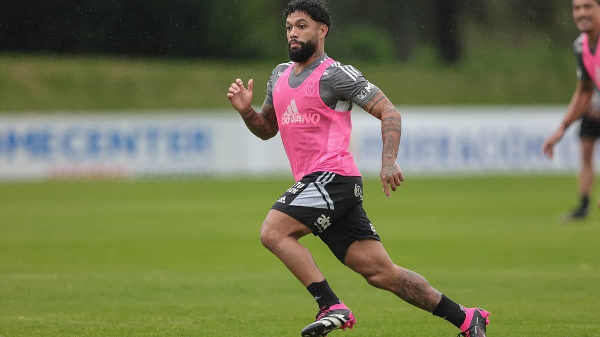 Otávio comenta possível titularidade no meio-campo do Atlético