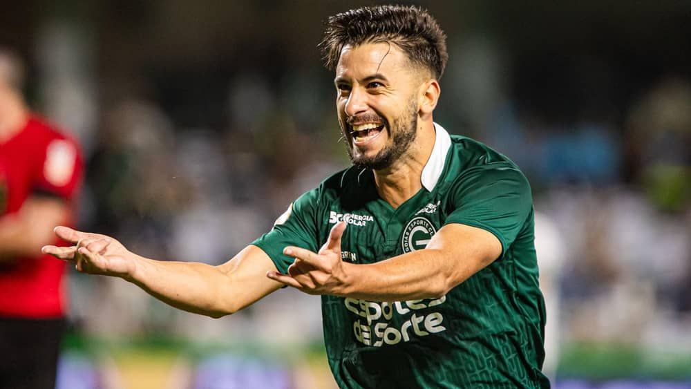 Goiás vence Coritiba e fica próximo de sair do Z4 do Brasileirão