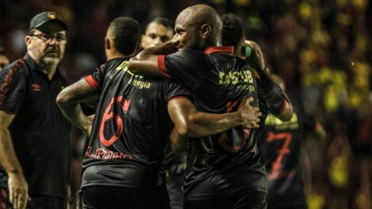 Volante Ronaldo vem recebendo elogios do técnico Enderson Moreira no Sport