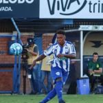 Ex-volante do São Paulo denuncia ato de racismo na porta de casa