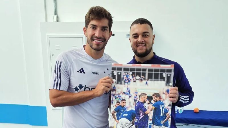 Funcionário do Cruzeiro enquadra foto com Lucas Silva: 'Obrigado pela confiança'