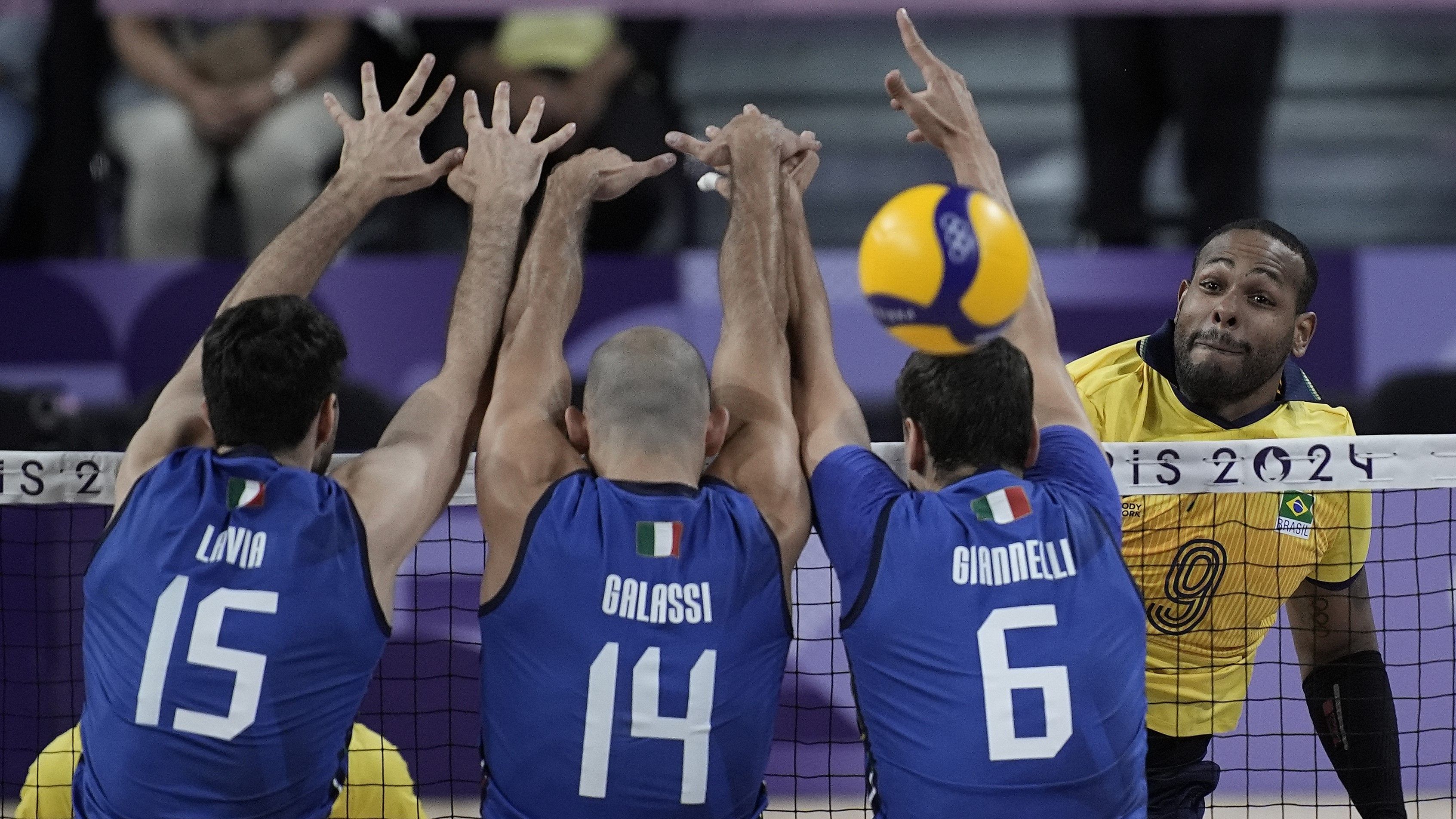 Paris 2024: Brasil desperdiça chances e perde para Itália na estreia do vôlei masculino
