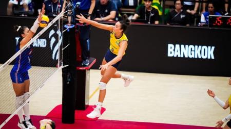 Julia Kudiess em ataque nas quartas de final do Mundial Feminino de Vôlei 2025