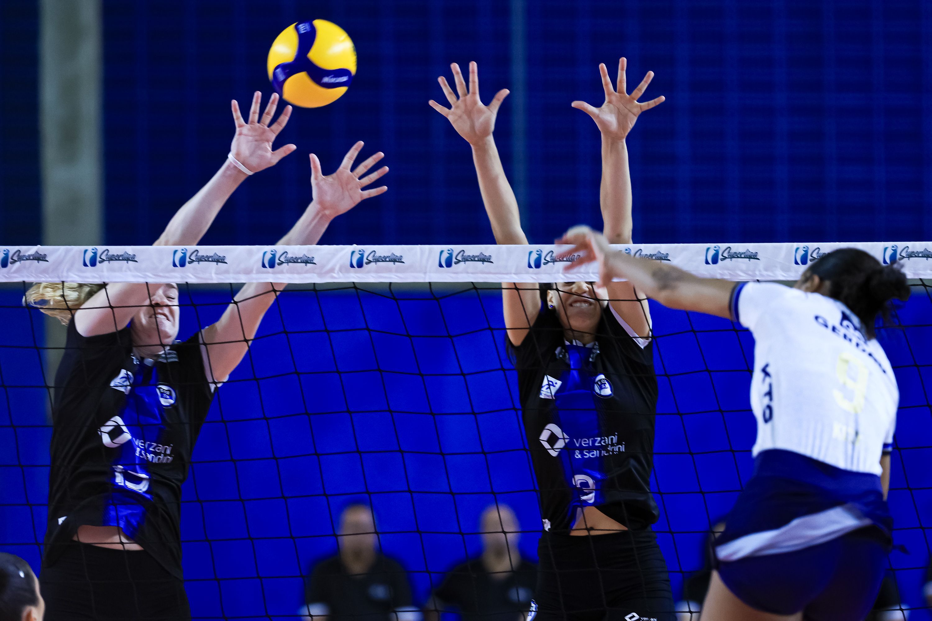 Fora de casa, Minas vence Pinheiros e assume liderança da Superliga