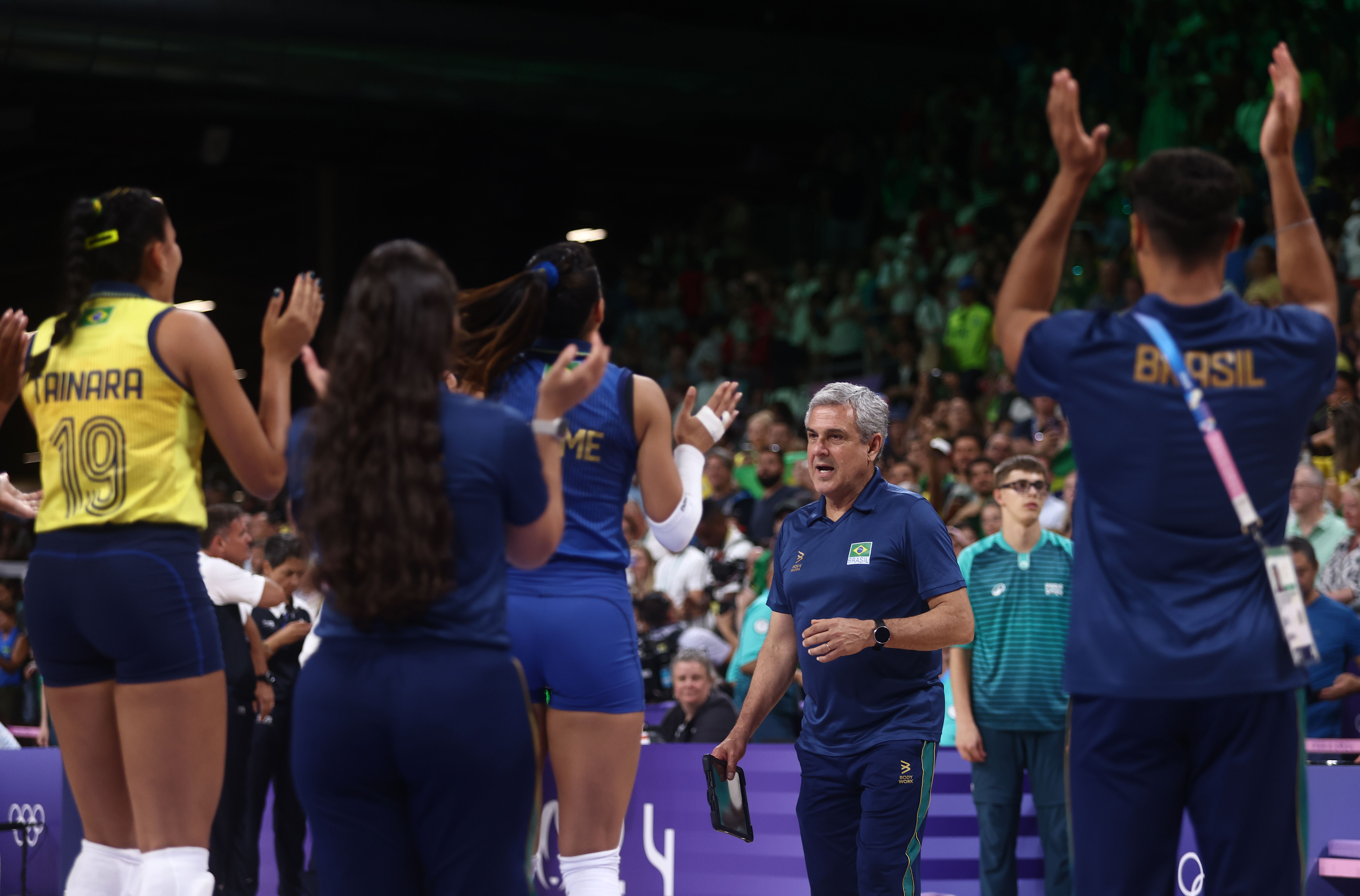 Vôlei: Seleção Feminina celebra os 70 anos de José Roberto Guimarães em quadra