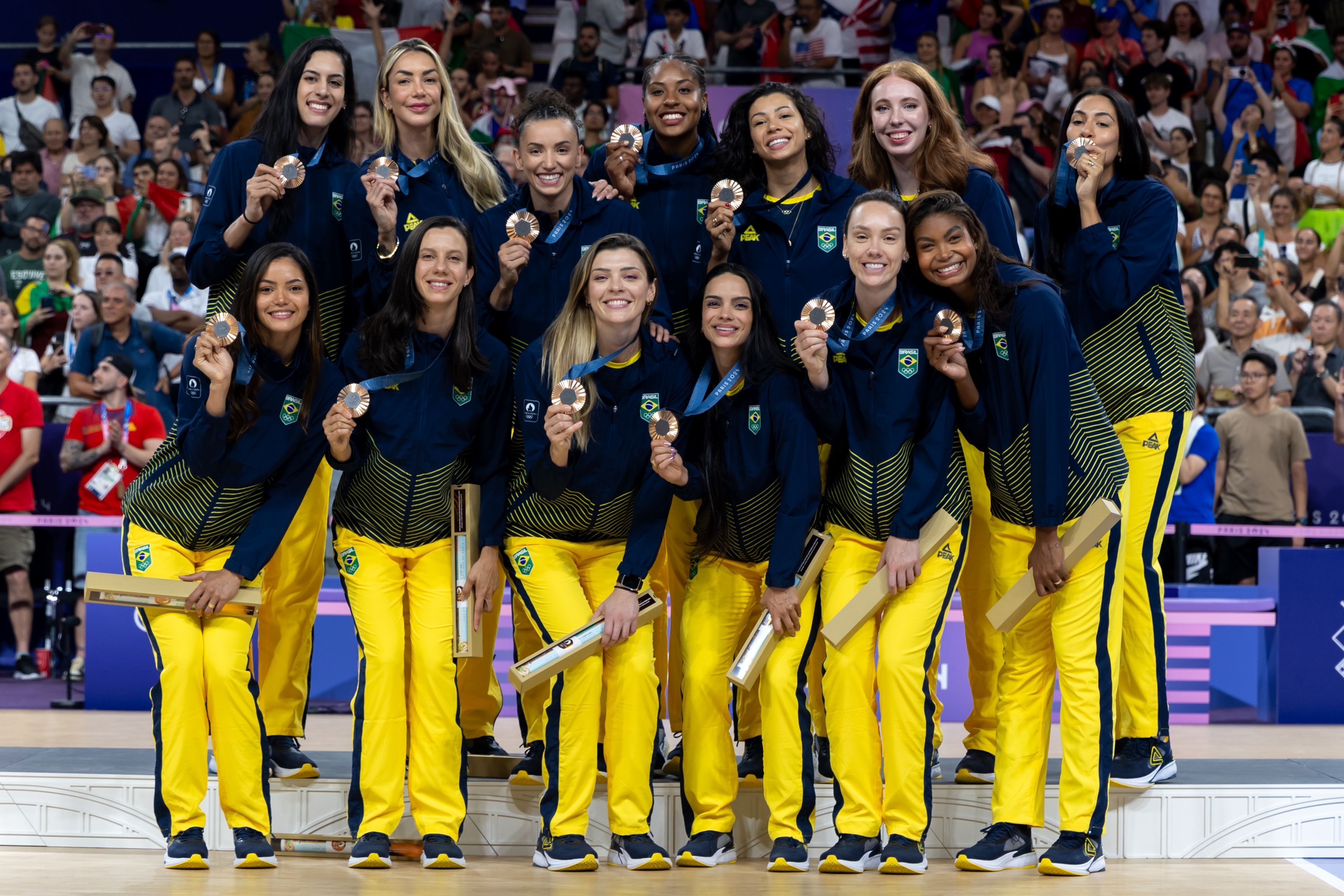 Vôlei Feminino: campeã da Superliga pelo Gerdau Minas é homenageada no pódio