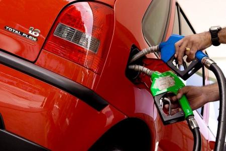 Carro flex sendo abastecido com etanol e gasolina ao mesmo tempo