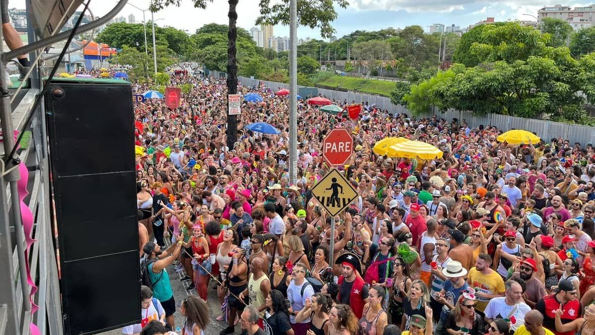 Arrastando multidões: 'Volta Belchior' e 'Bloco da Calixto' são destaques deste sábado de Carnaval em BH