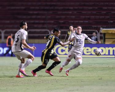 Jogadores de Volta Redonda e Athletico-PR disputam bola durante partida da Série B