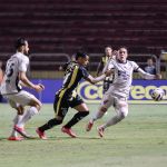 Em jogo eletrizante, Volta Redonda vira sobre o Athletico-PR e respira na Série B