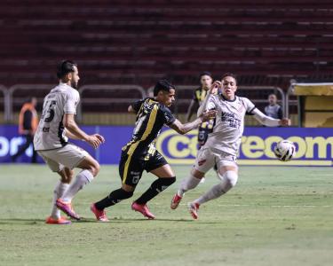 Jogadores de Volta Redonda e Athletico-PR disputam bola durante partida da Série B