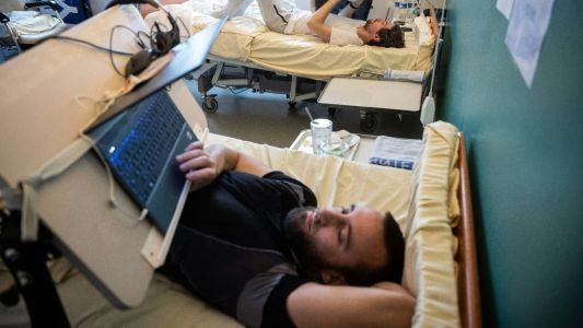 Voluntários participam de experimento sobre ausência de gravidade