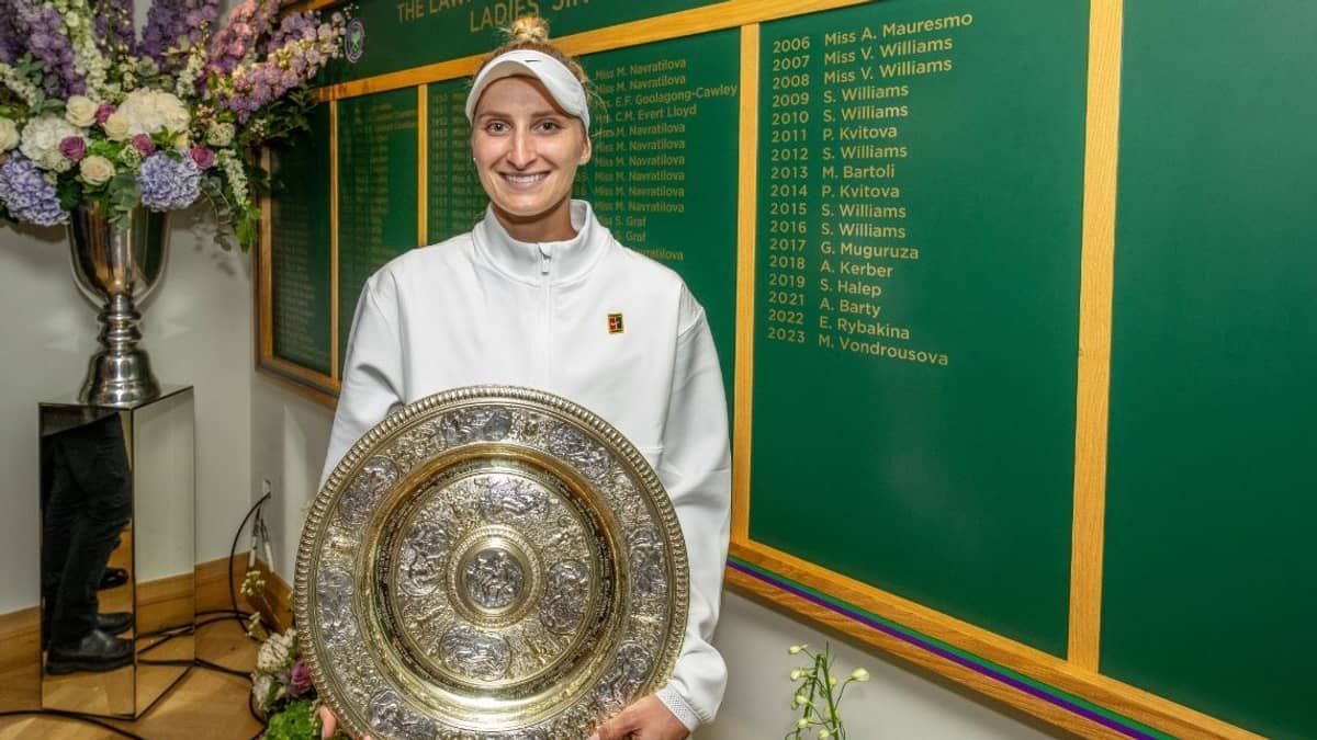 Vondrousová supera Jabour em sets diretos e vence título de Wimbledon