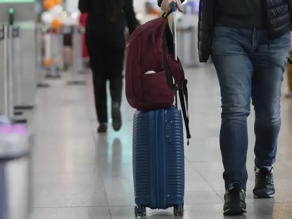 Companhia aérea terá que indenizar pai e filho que perderam sepultamento de familiar; entenda