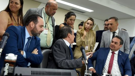 Votação de projeto sobre ICMS para supérfluos foi marcada por sessão em comissão que durou cerca de 10 horas