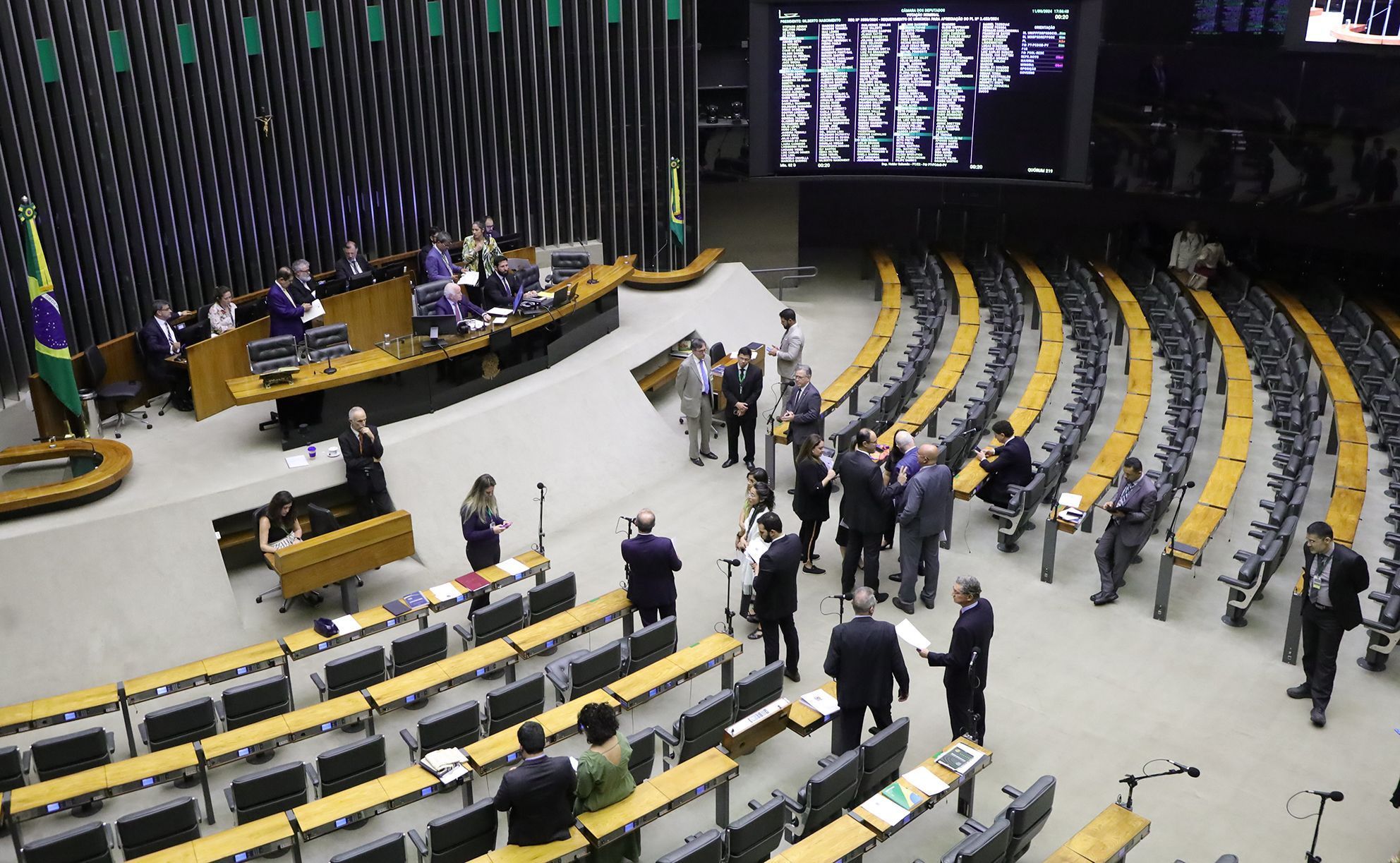 Câmara aprova texto-base de projeto que reonera folha de pagamentos, mas votação final fica para quinta