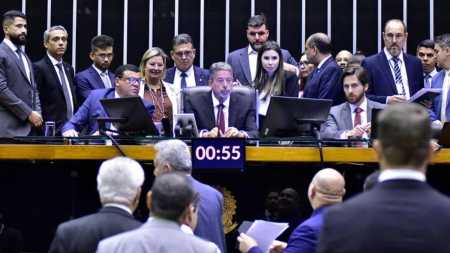 Votação do arcabouço fiscal e dos destaques são votados nesta terça-feira (22)