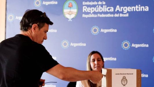 Votação é feita na embaixada argentina em Brasília e nos 10 consulados espalhados pelo Brasil