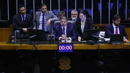 Votação foi adiada após reunião entre os líderes nesta quarta-feira (4) na presidência da Câmara dos Deputados