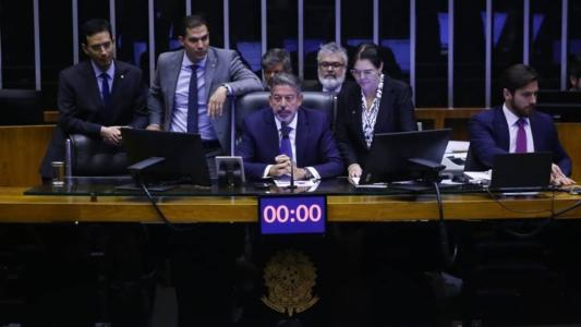 Votação foi adiada após reunião entre os líderes nesta quarta-feira (4) na presidência da Câmara dos Deputados