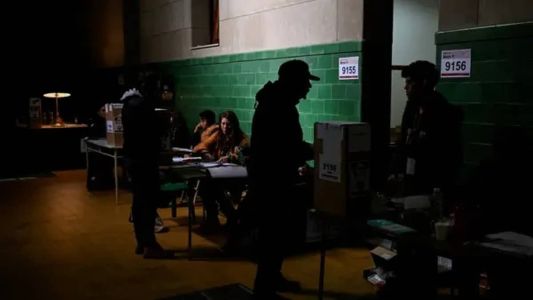 A votação começou às 08h locais (mesmo horário em Brasília) e se estendeu até as 18h, quando as seções eleitorais fecharam