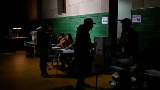 A votação começou às 08h locais (mesmo horário em Brasília) e se estendeu até as 18h, quando as seções eleitorais fecharam