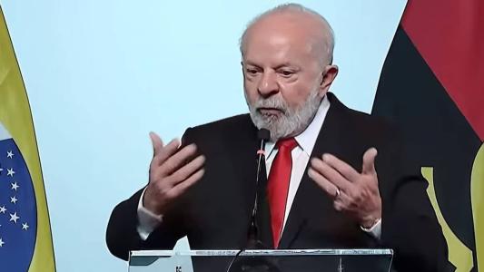 "Vou conversar com as companhias aéreas", diz Lula em Angola sobre a falta de voos diretos para a África.