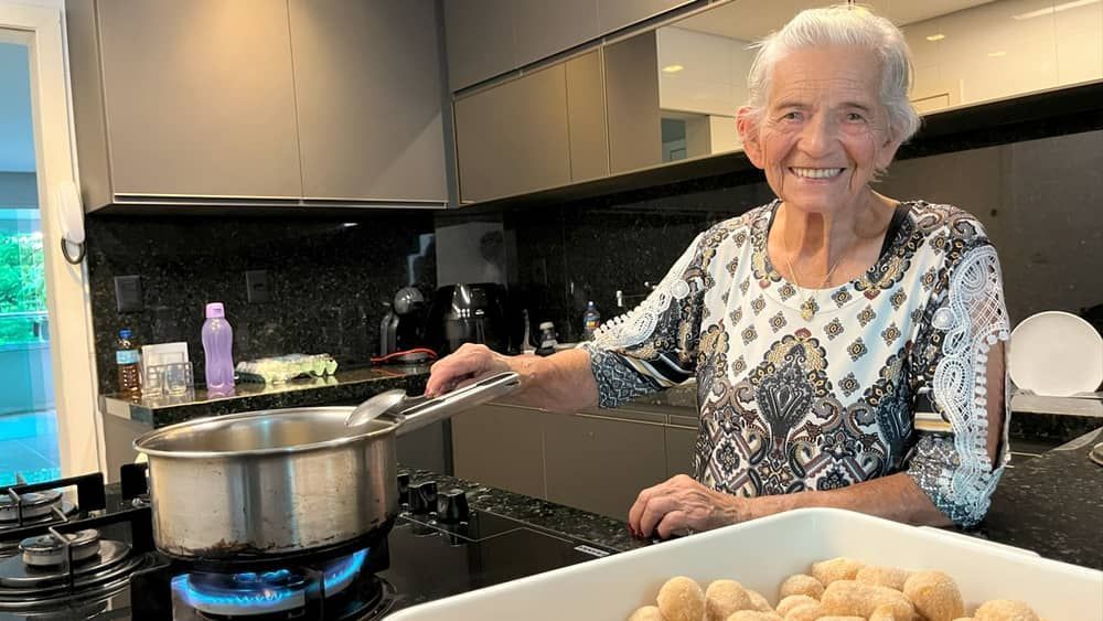 Aos 94 anos, vovó Loca faz coxinhas, encanta a net e é exemplo de longevidade ativa