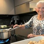 Aos 94 anos, vovó Loca faz coxinhas, encanta a net e é exemplo de longevidade ativa