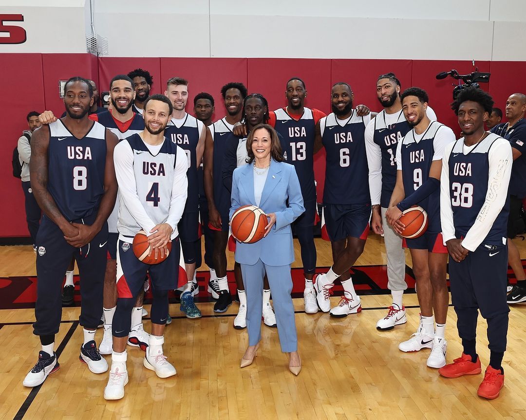 Vice-presidente dos EUA surpreende time de basquete em preparação para Paris 2024