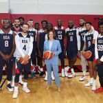 Vice-presidente dos EUA surpreende time de basquete em preparação para Paris 2024