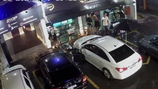 O vídeo mostra o momento em que dois homens armados atiram nas vítimas