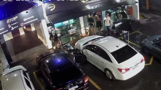 O vídeo mostra o momento em que dois homens armados atiram nas vítimas