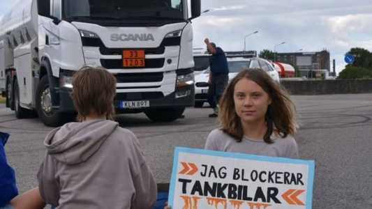 Greta e outros ativistas bloquearam a estrada para caminhões de petróleo no porto de Malmo, na Suécia