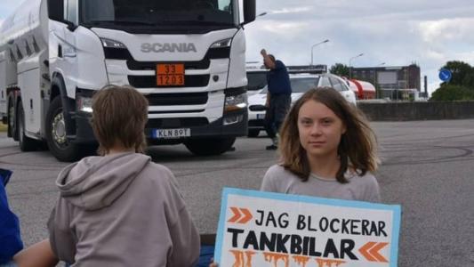 Greta e outros ativistas bloquearam a estrada para caminhões de petróleo no porto de Malmo, na Suécia