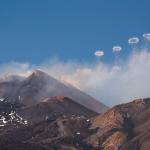 'Anéis de fumaça'? Vulcão Etna, o mais ativo da Europa, surpreende moradores da Itália